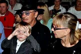 Внук Михаила Боярского попросил своего дедушку быть вежливее с поклонниками